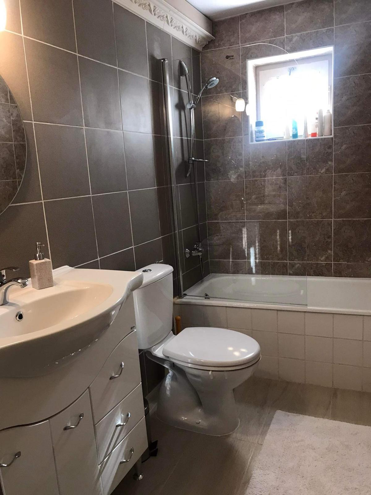 Renoviertes Badezimmer im Haus in Kocsola