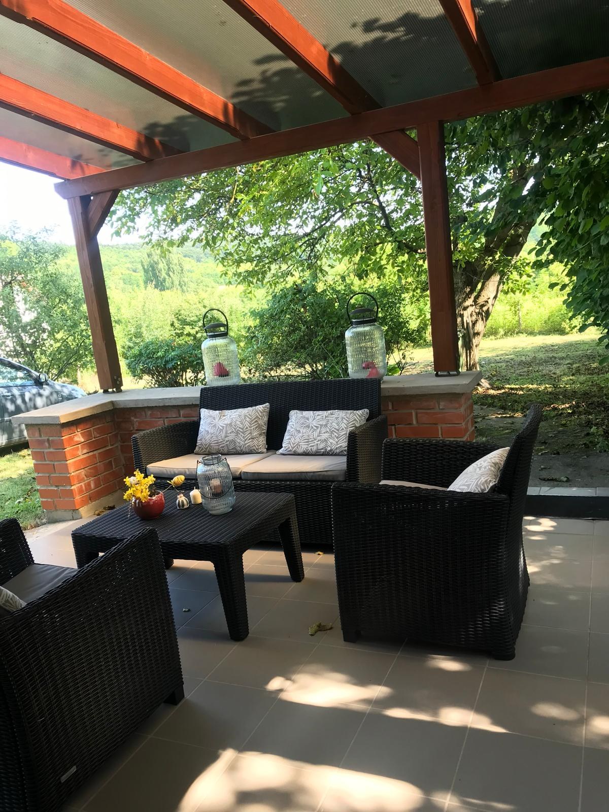 Überdachte Terrasse mit Blick ins Grüne
