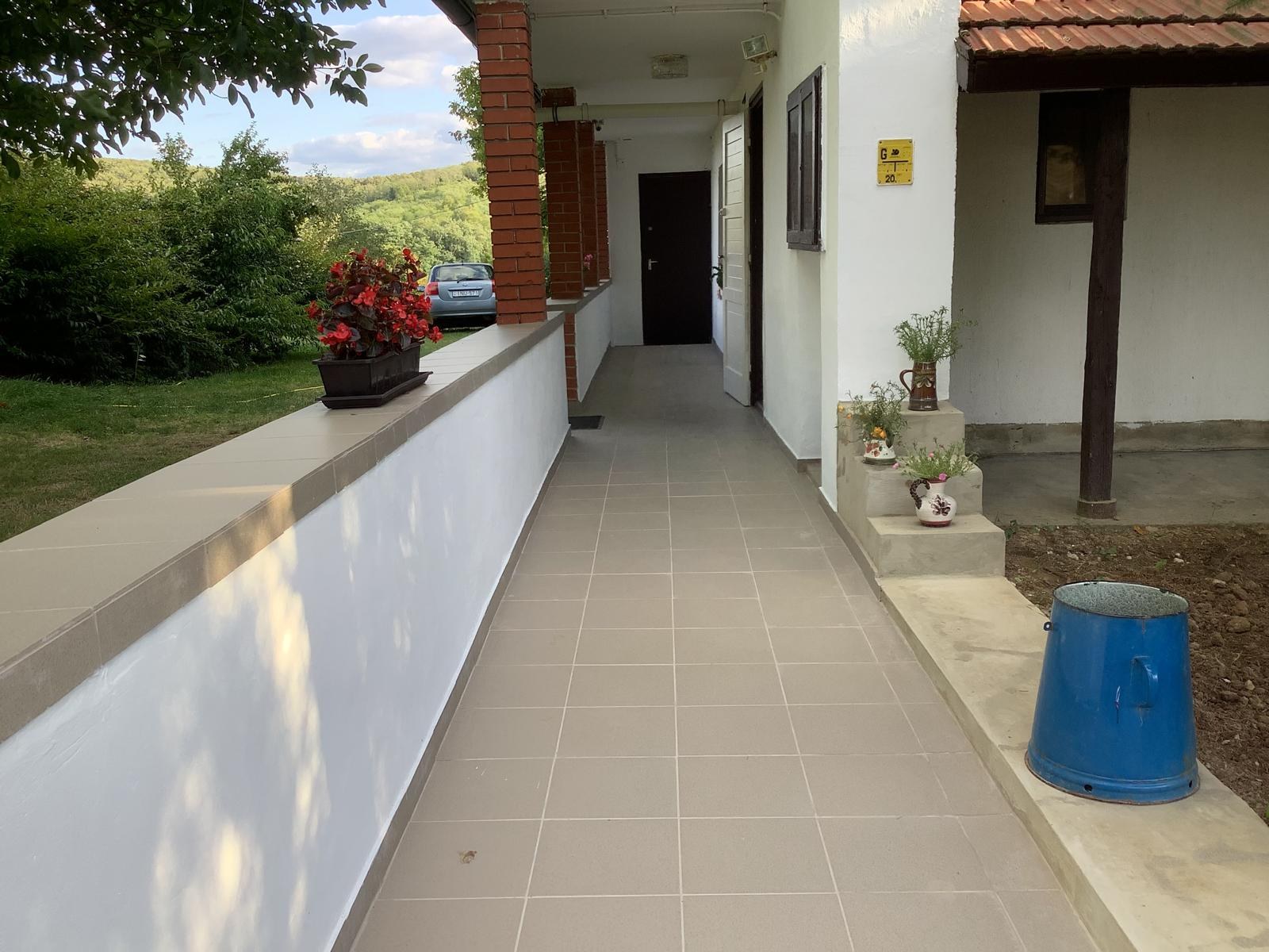 Überdachter Zugang am Haus