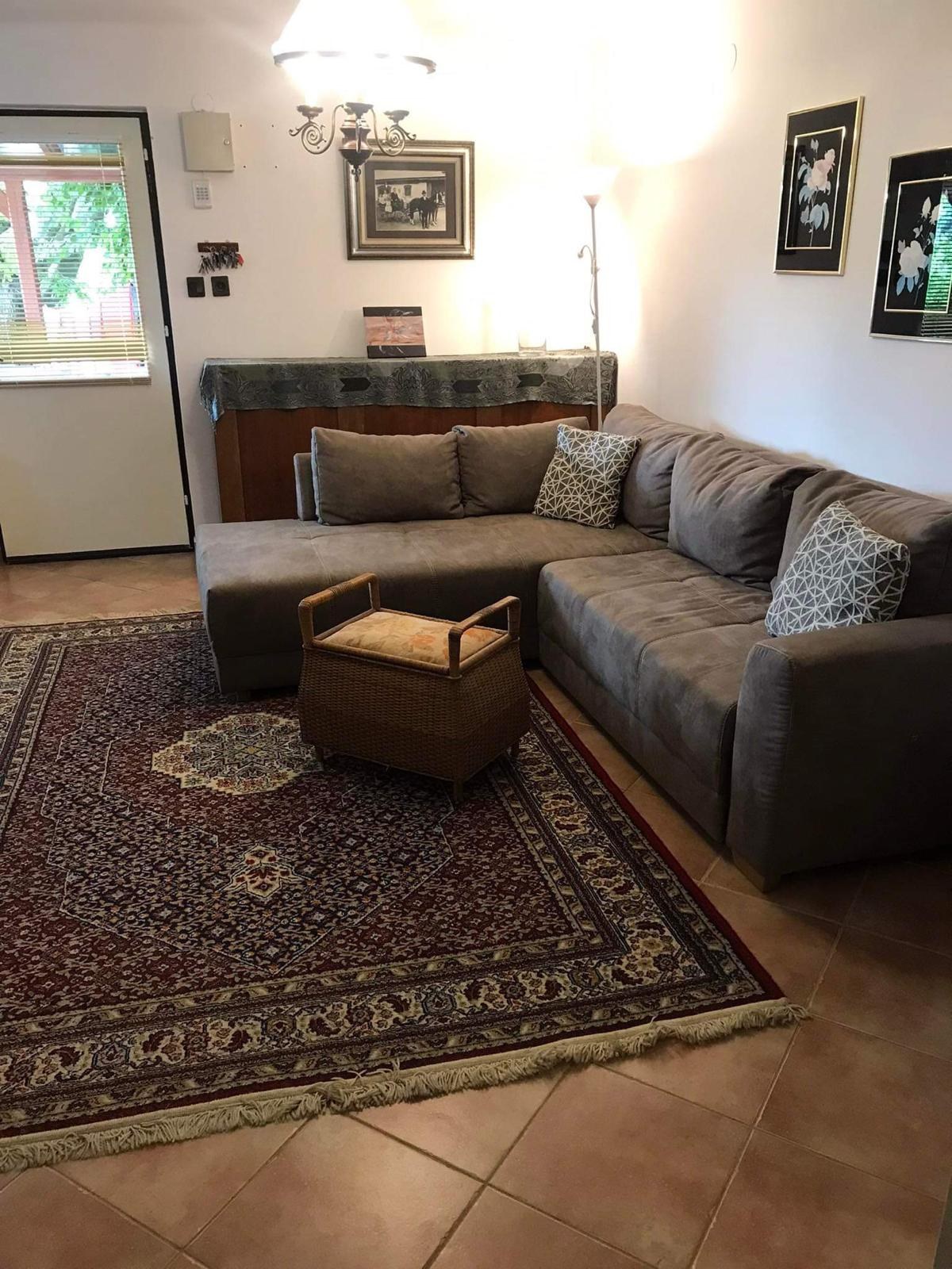 Wohnzimmer mit großem Sofa