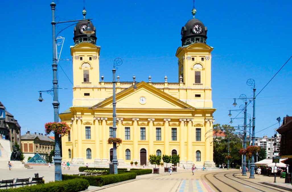 Debrecen, das pulsierende Zentrum des Komitats Hajdú-Bihar, das Effizienz und Charme vereint. Erleben Sie bequeme Verkehrsanbindungen und tauchen Sie in eine Stadt voller Kultur und Dynamik ein. Ihre Reise nach Ungarn beginnt hier – in Debrecen, dem Herzstück von Hajdú-Bihar.