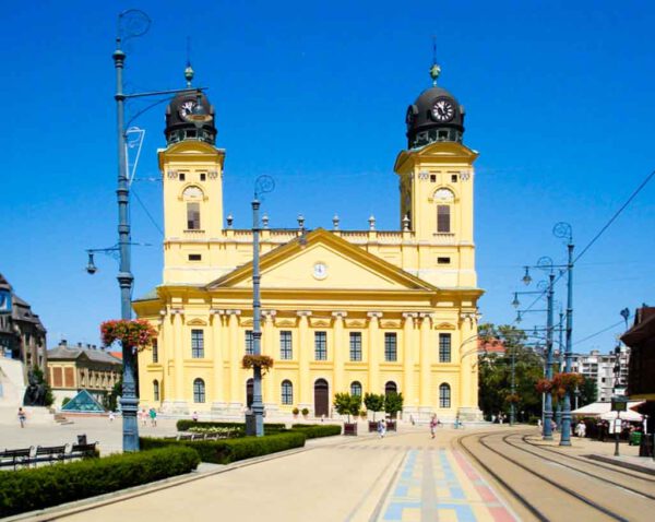 Debrecen, das pulsierende Zentrum des Komitats Hajdú-Bihar, das Effizienz und Charme vereint. Erleben Sie bequeme Verkehrsanbindungen und tauchen Sie in eine Stadt voller Kultur und Dynamik ein. Ihre Reise nach Ungarn beginnt hier – in Debrecen, dem Herzstück von Hajdú-Bihar.
