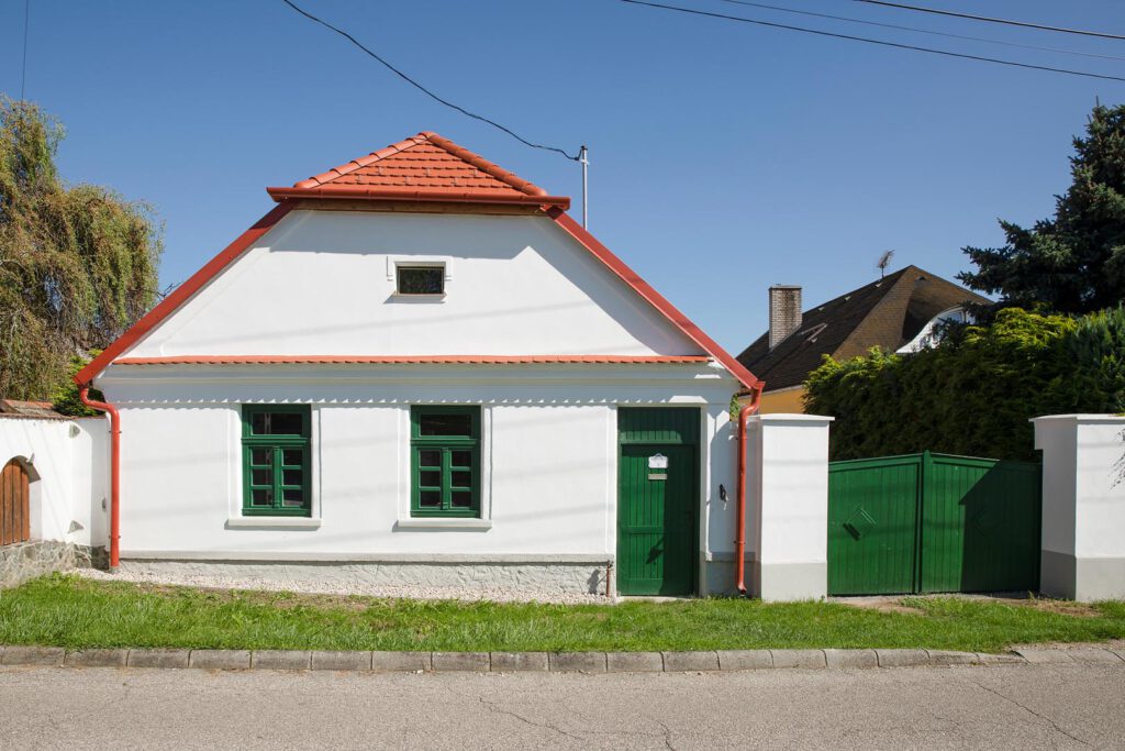 Haus kaufen in Bükfürdő bei Bük im Komitat Vas! Entdecken Sie dieses luxuriöse, rustikale Bauernhaus, das authentischen Charme mit modernem Komfort verbindet. Finden Sie Ihre perfekte Zuflucht inmitten der Natur. Ihr Traumhaus wartet auf Sie!