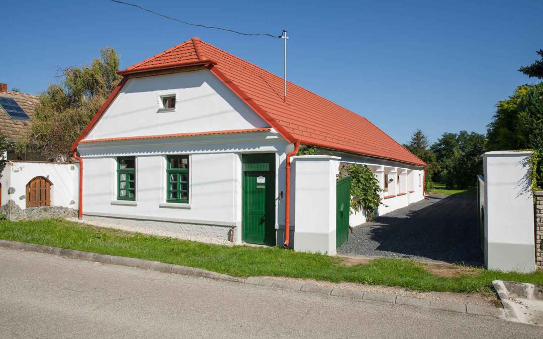 Haus kaufen in Bükfürdő bei Bük im Komitat Vas! Entdecken Sie dieses luxuriöse, rustikale Bauernhaus, das authentischen Charme mit modernem Komfort verbindet. Finden Sie Ihre perfekte Zuflucht inmitten der Natur. Ihr Traumhaus wartet auf Sie!