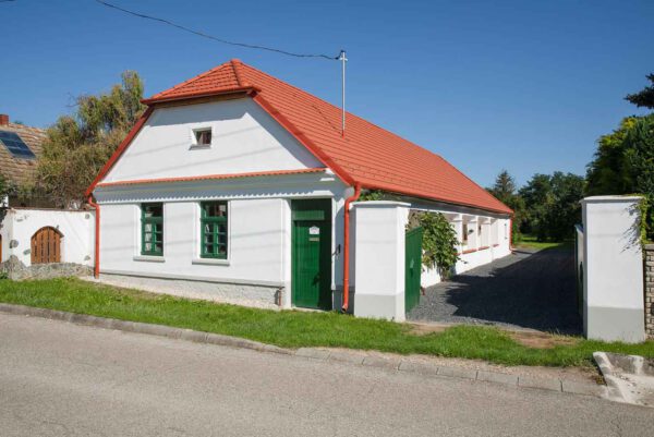 Haus kaufen in Bükfürdő bei Bük im Komitat Vas! Entdecken Sie dieses luxuriöse, rustikale Bauernhaus, das authentischen Charme mit modernem Komfort verbindet. Finden Sie Ihre perfekte Zuflucht inmitten der Natur. Ihr Traumhaus wartet auf Sie!