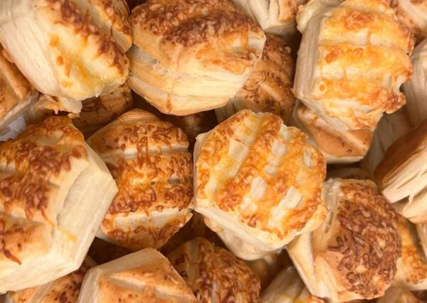 Pogácsa Rezepte aus Ungarn Verwöhne deine Liebsten mit der Vielfalt von Pogácsa, dem traditionellen ungarischen Gebäck. Erfahre mehr über die besten Rezepte, regionale Varianten und Tipps zur Zubereitung. Perfekt für jeden Anlass!