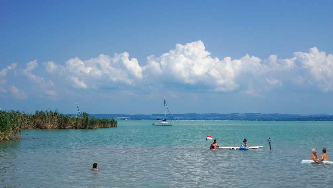 Balatonkenese am Balaton - Perfekte Auswanderer-Idylle mit spektakulären Panoramablicken, günstigen Immobilienpreisen und hoher Lebensqualität. Ideal für Natur- und Kulturliebhaber dank zahlreicher Freizeitangebote, familienfreundlicher Strände und guter Verkehrsanbindung.