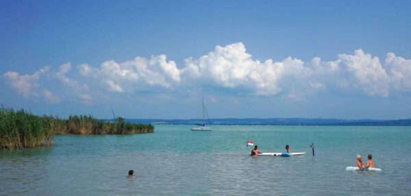 Balatonkenese am Balaton - Perfekte Auswanderer-Idylle mit spektakulären Panoramablicken, günstigen Immobilienpreisen und hoher Lebensqualität. Ideal für Natur- und Kulturliebhaber dank zahlreicher Freizeitangebote, familienfreundlicher Strände und guter Verkehrsanbindung.