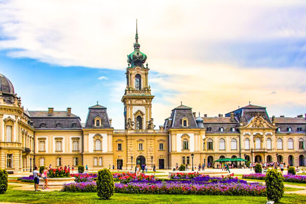 Idyllisches Leben in Keszthely am Balaton mit seinen Sehenswürdigkeiten und attraktiven Immobilien. Marischa.
