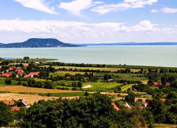 Balatongyörök ist eine charmante Gemeinde am Nordufer des Balatons, im Kreis Keszthely und Rentner lieben es.