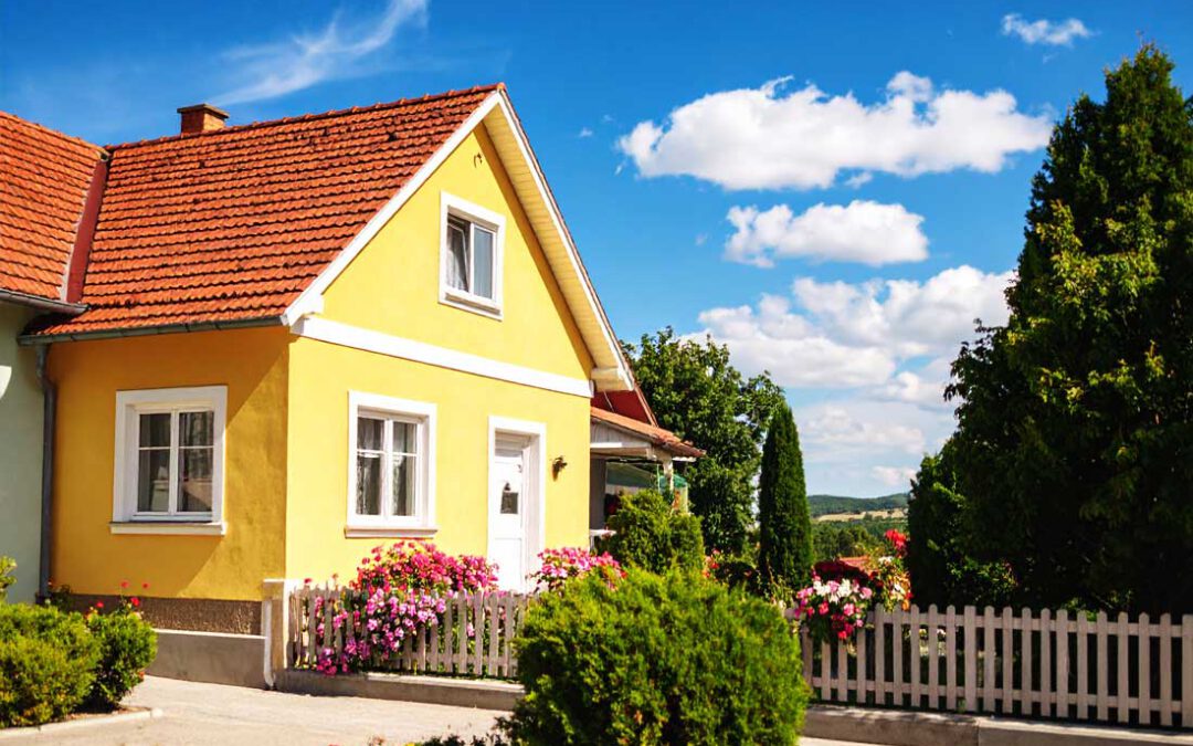 Stadthaus Vasvár in Ungarn, blauer himmel Sonnenschein es ist ein wunderschöner Tag.