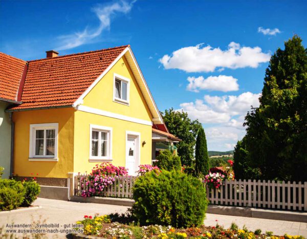 Stadthaus Vasvár in Ungarn, blauer himmel Sonnenschein es ist ein wunderschöner Tag.