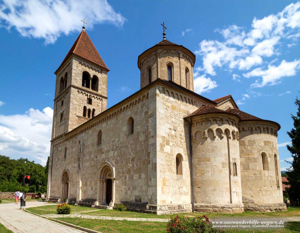Romanische Abteikirche in Ungarn, imposante historische Kirche, blauer Himmel, Sehenswürdigkeit Komitat Vas Symbolbild
