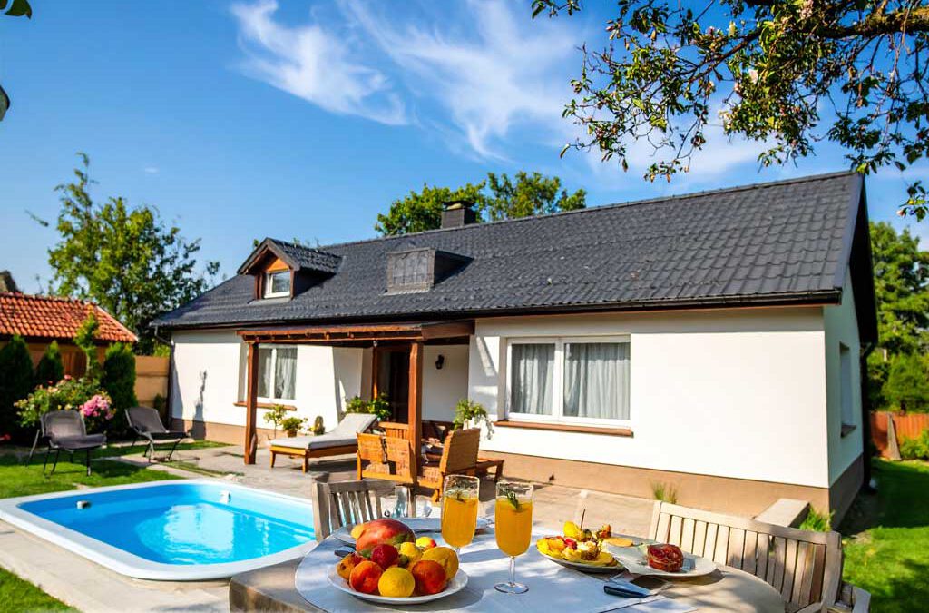 Vép in Ungarn - Ein Einfamilienhaus mit Pool Als Symbolbild für fantastisches Dorfleben