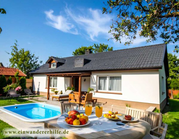 Vép in Ungarn - Ein Einfamilienhaus mit Pool Als Symbolbild für fantastisches Dorfleben