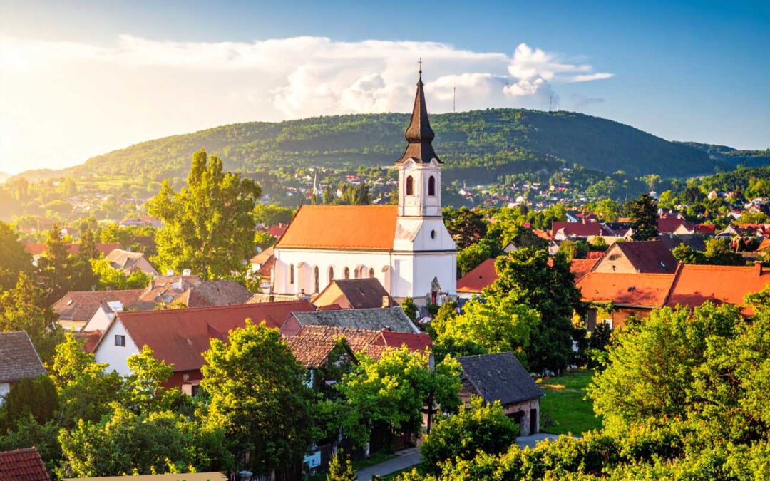 Zentrale Ansicht von einem Dorf in Ungarn, vielleicht in der Nähe von Kozarmisleny , mit Kirche und ruhigen Straßen nahe Pécs