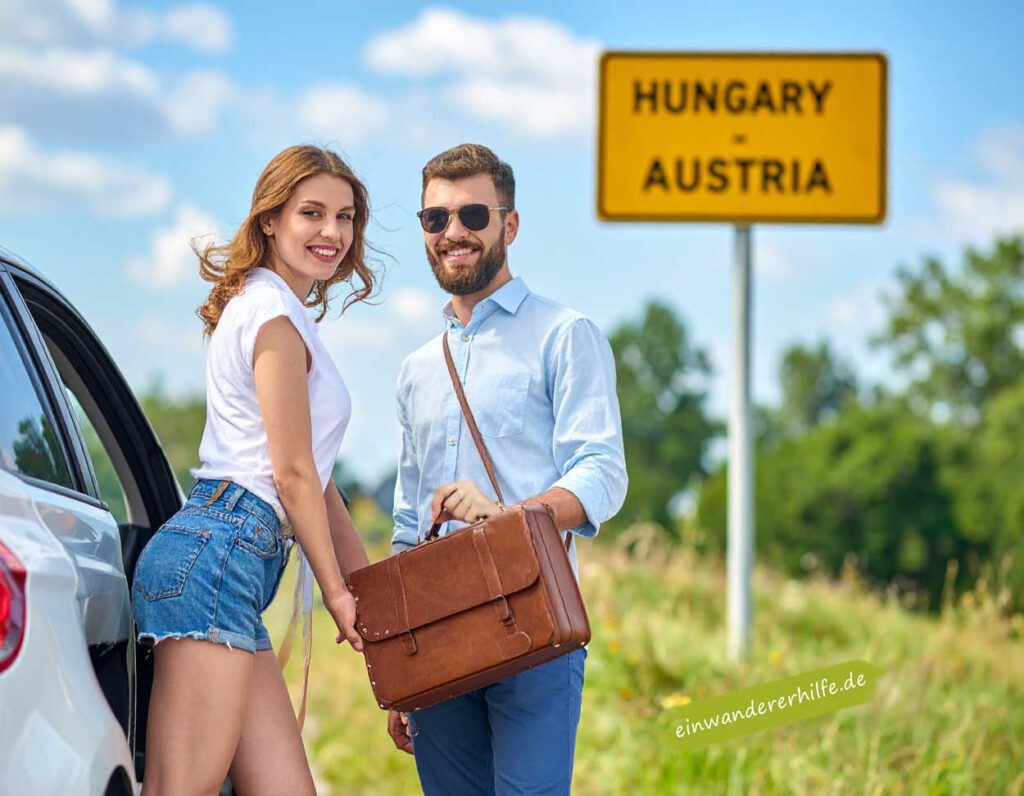 Paar startet Ausflug von Vas nach Österreich, sonniger Sommertag am Grenzübergang.