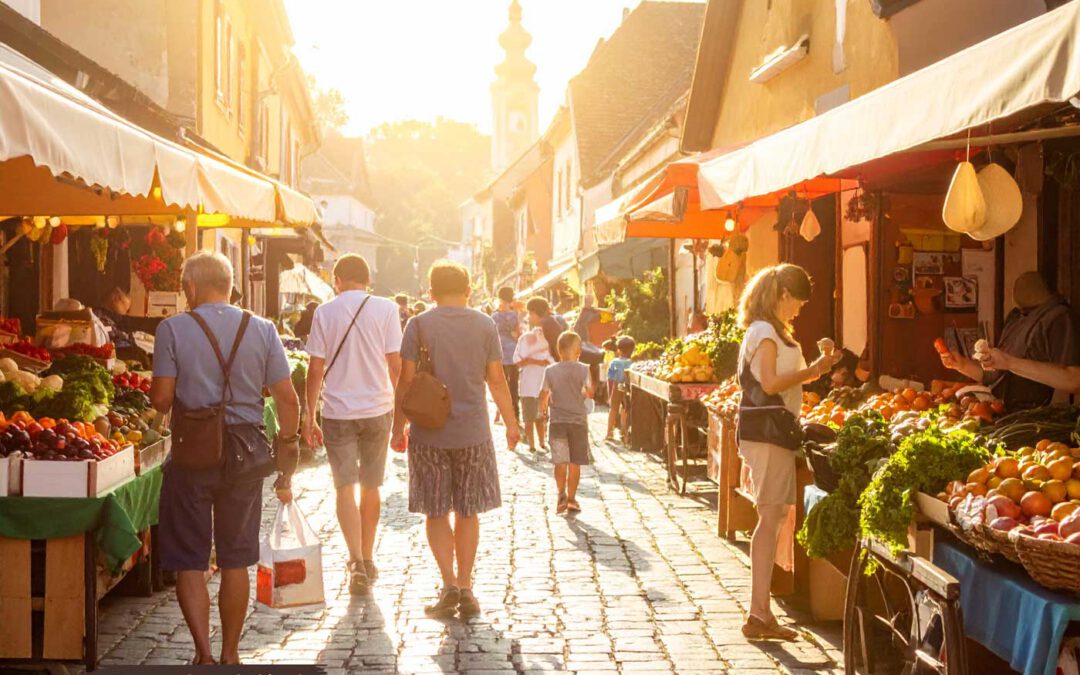 Menschen genießen einen sonnigen Tag auf einem ungarischen Stadtmarkt wie in Jászberény im Komitat Jász-Nagykun-Szolnok