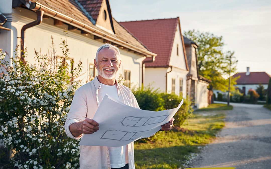 Älterer Mann mit Bauplänen vor ungarischem Dorfhaus – Symbol für Haus kaufen und umbauen in Ungarn, Baurecht und Ingatlan-PlanungÄlterer Mann mit Bauplänen vor ungarischem Dorfhaus – Symbol für Haus kaufen und umbauen in Ungarn, Baurecht und Ingatlan-Planung