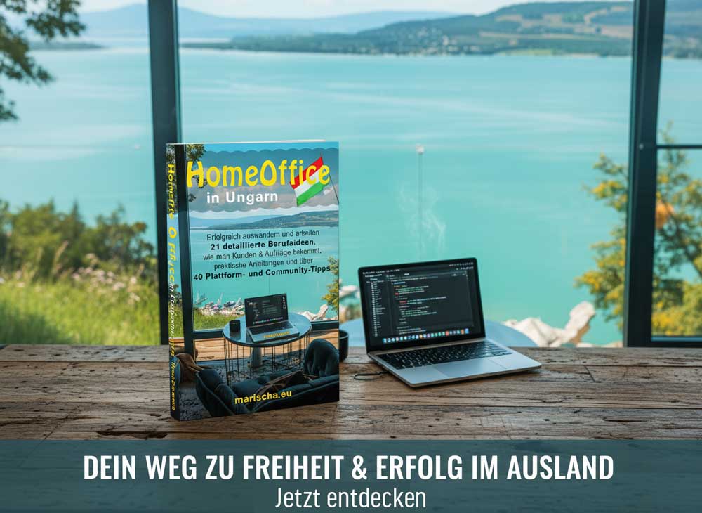 das Buch ‚HomeOffice in Ungarn‘ mit Blick auf den Balaton: Hardcover steht neben einem geöffneten Laptop auf einem Holztisch vor Panoramafenster, darunter der Schriftzug ‚Dein Weg zu Freiheit & Erfolg im Ausland‘, Ratgeber zum ortsunabhängigen Arbeiten mit der ISBN 979-8281517218
