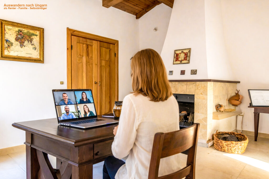 Auswandern nach Ungarn – Online‑Beratung aus einem ungarischen Büro mit Kachelofen.
