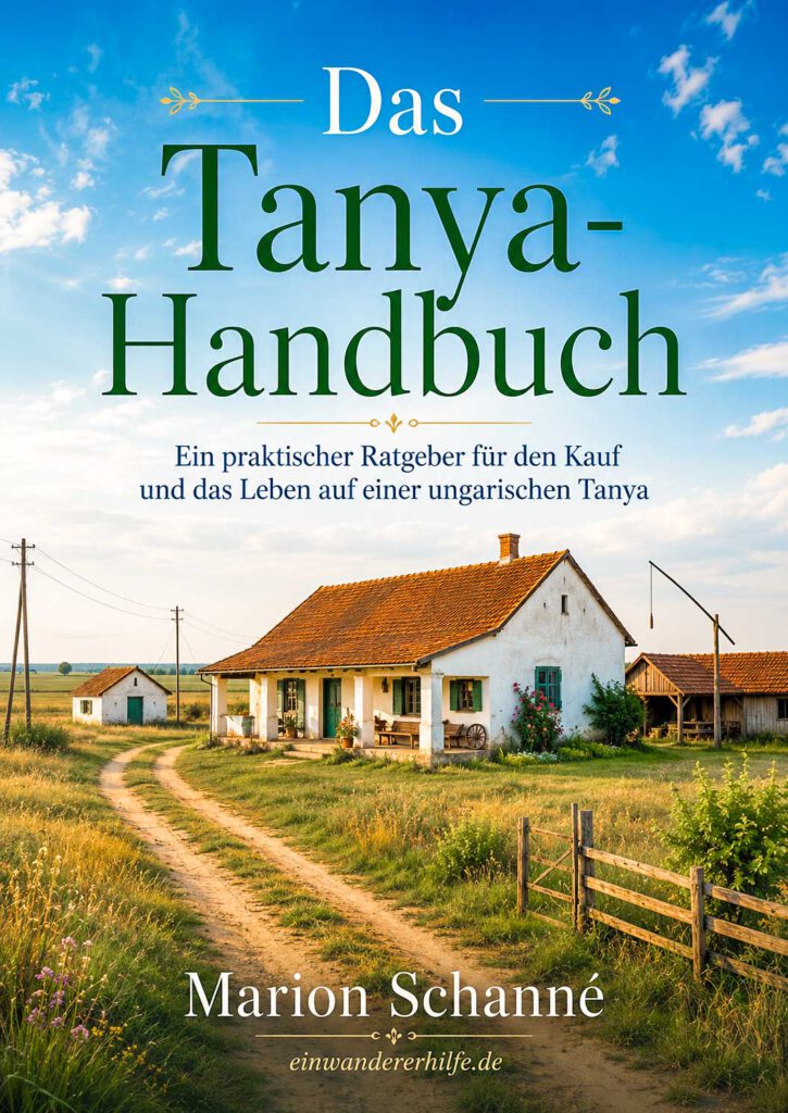 Ungarische Tanya mit Bauernhaus, Naturweg und Weidelandschaft unter blauem Himmel in der Puszta